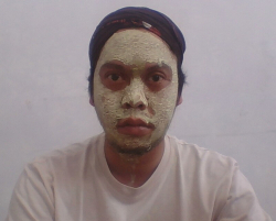 memakai masker